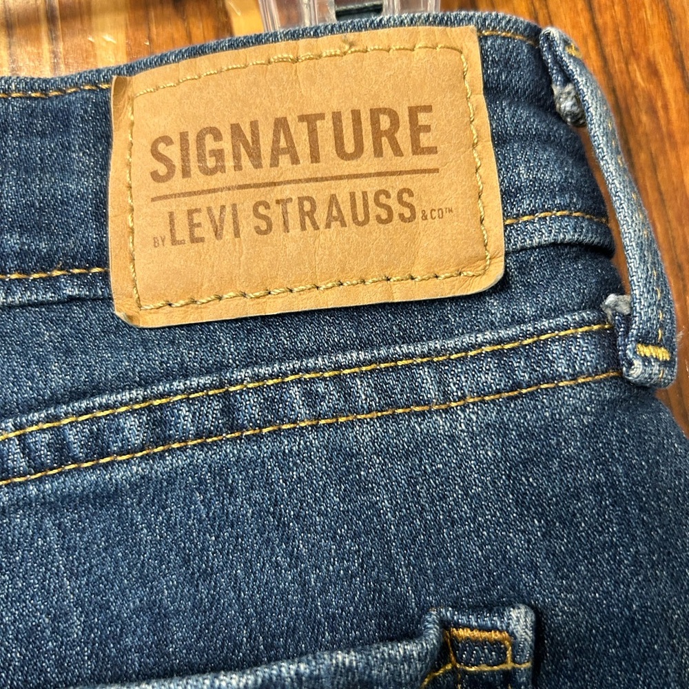 Signature Levi Strauss mid-rise capri Women's Blue Jeans, size 2, W26 - Picture 4 of 6